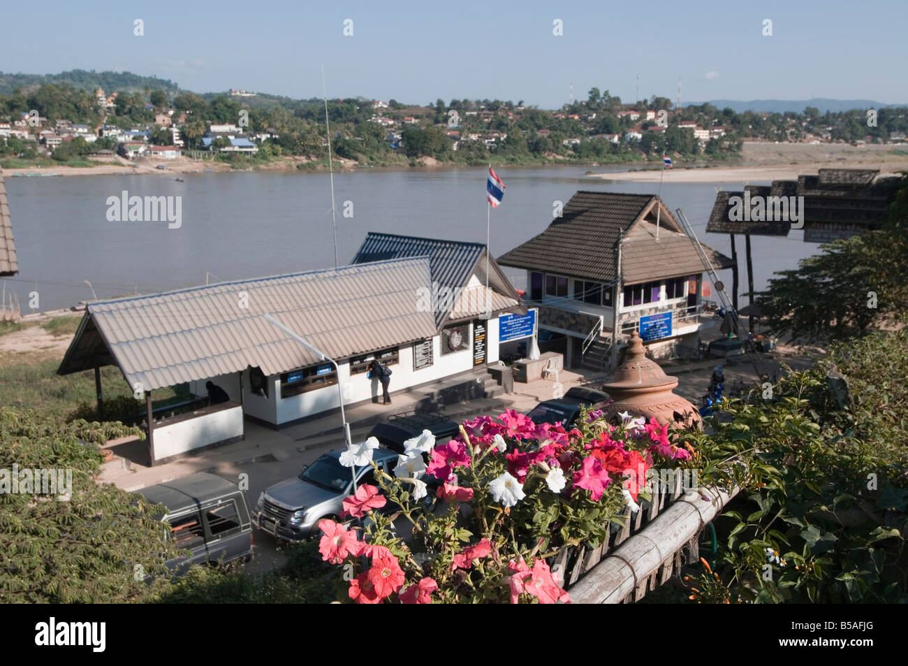 Borderpost tailandese per attraversare il fiume Mekong per Huay Xai in Laos, a Chiang Khong, Thailandia, Sud-est asiatico Foto Stock