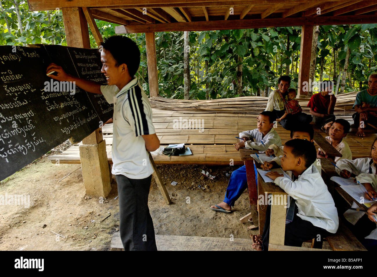 Scuola di villaggio, Kamu gruppo etnico, area Pakbeng, Laos, Indocina, sud-est asiatico Foto Stock