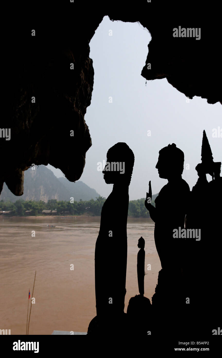 Pak Ou le grotte, un ben noto sito buddista e luogo di pellegrinaggio, 25km da Luang Prabang, Laos, Indocina, sud-est asiatico Foto Stock