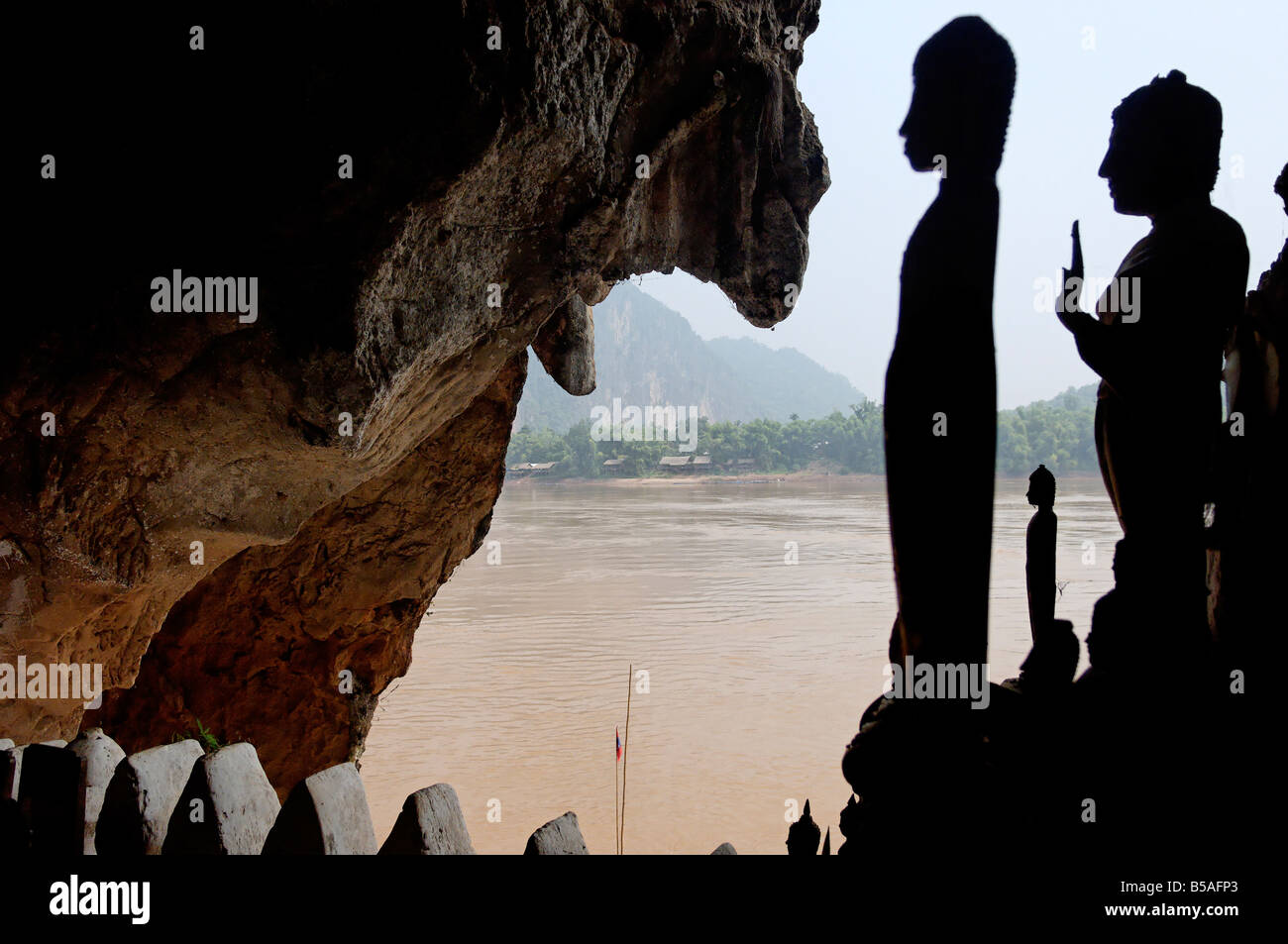 Pak Ou le grotte, un ben noto sito buddista e luogo di pellegrinaggio, 25km da Luang Prabang, Laos, Indocina, sud-est asiatico Foto Stock