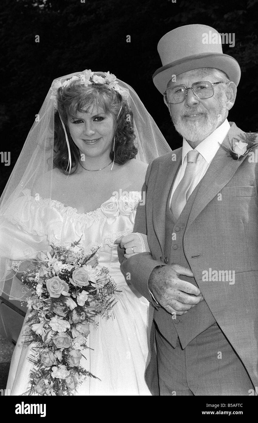Kirsty MacColl Aug 1984 il giorno delle nozze con suo padre Foto Stock
