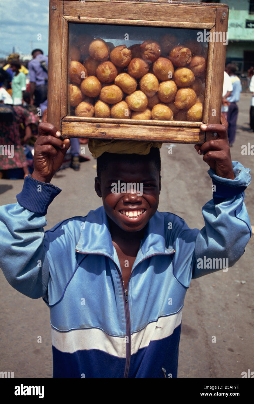 Ragazzo vendendo torte di fagioli, Monrovia, Liberia, Africa occidentale, Africa Foto Stock