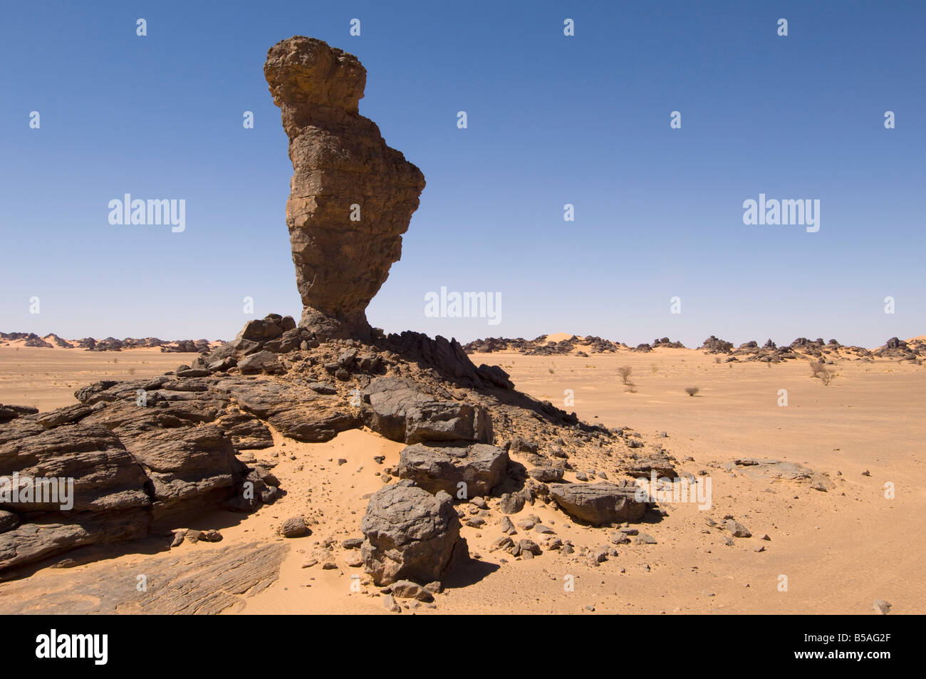 Formazione di roccia chiamato il dito di Allah, Akakus, il deserto del Sahara, Fezzan, Libia, Africa Settentrionale, Africa Foto Stock