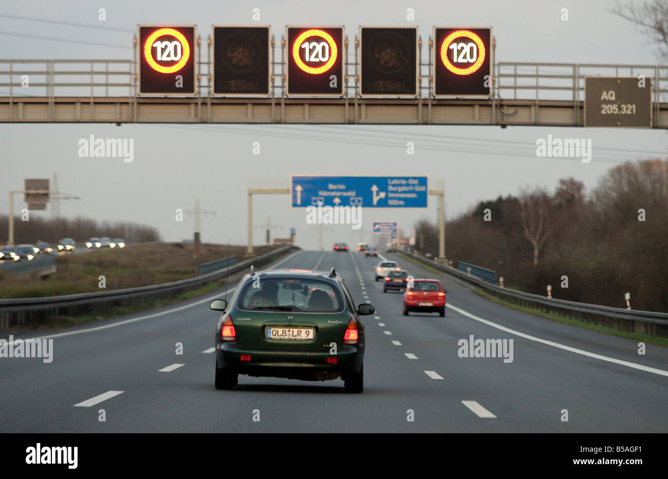 Limite di velocità sul display l'autostrada A2, Hannover, Germania Foto Stock