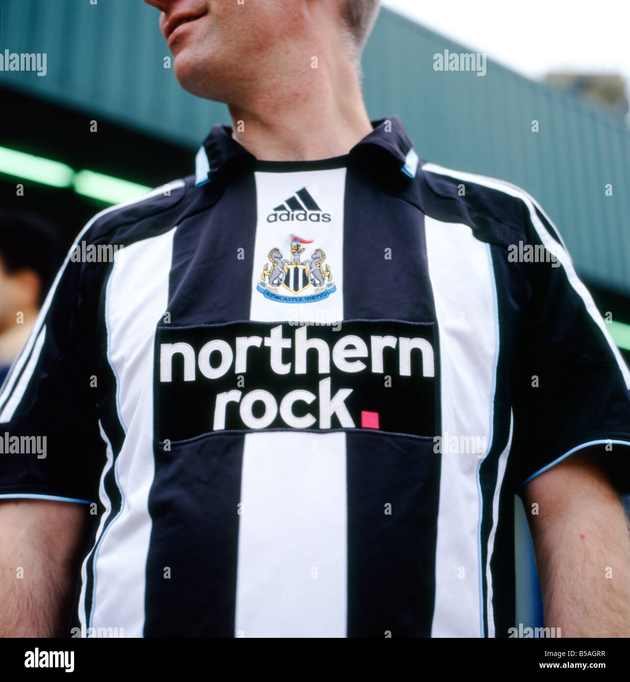 Un fan di Newcastle United uomo che indossa una maglietta da sponsorizzazione Northern Rock Londra Inghilterra UK KATHY DEWITT Foto Stock