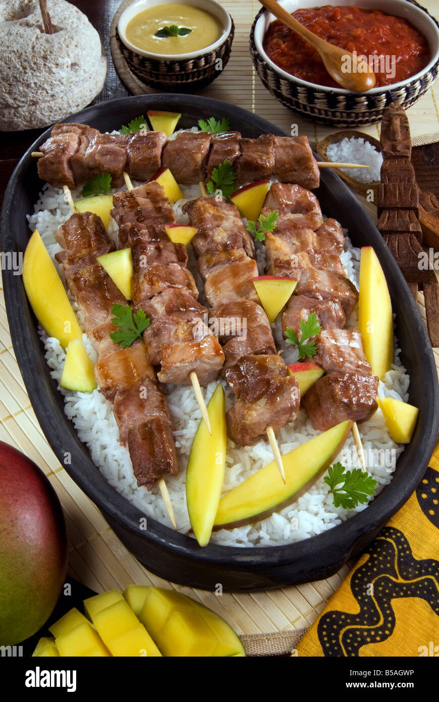 Madagascan cibo, mosakiki, spiedini di zebù con mango e riso, Madagascar, Africa Foto Stock