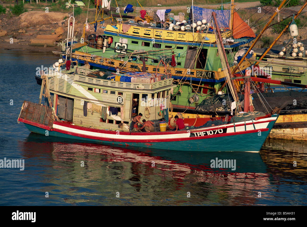 Barche da pesca ormeggiato sul fiume Terengganu a Kuala Terengganu, Terengganu, Malaysia, sud-est asiatico Foto Stock