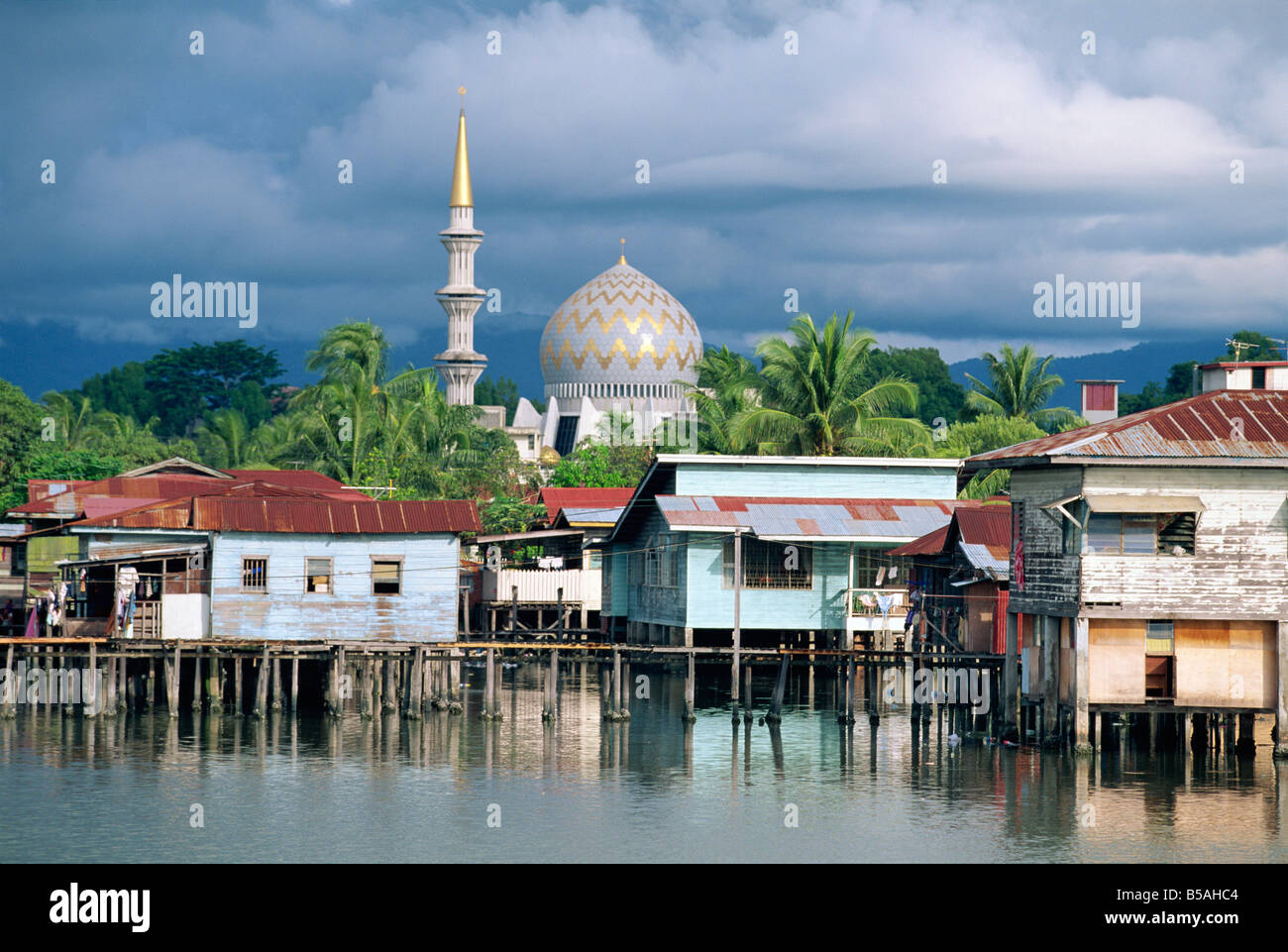 Stilt village e Moschea di Stato in Kota Kinabalu, punta settentrionale del Borneo, Malaysia, Asia Foto Stock