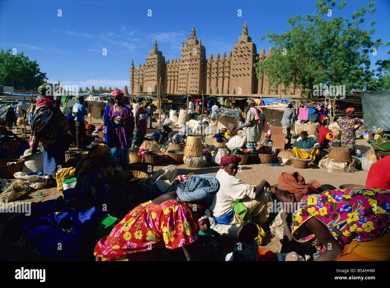 Lunedì mercato al di fuori della Grande Moschea, Sito Patrimonio Mondiale dell'UNESCO, Djenne, Mali, Africa occidentale, Africa Foto Stock