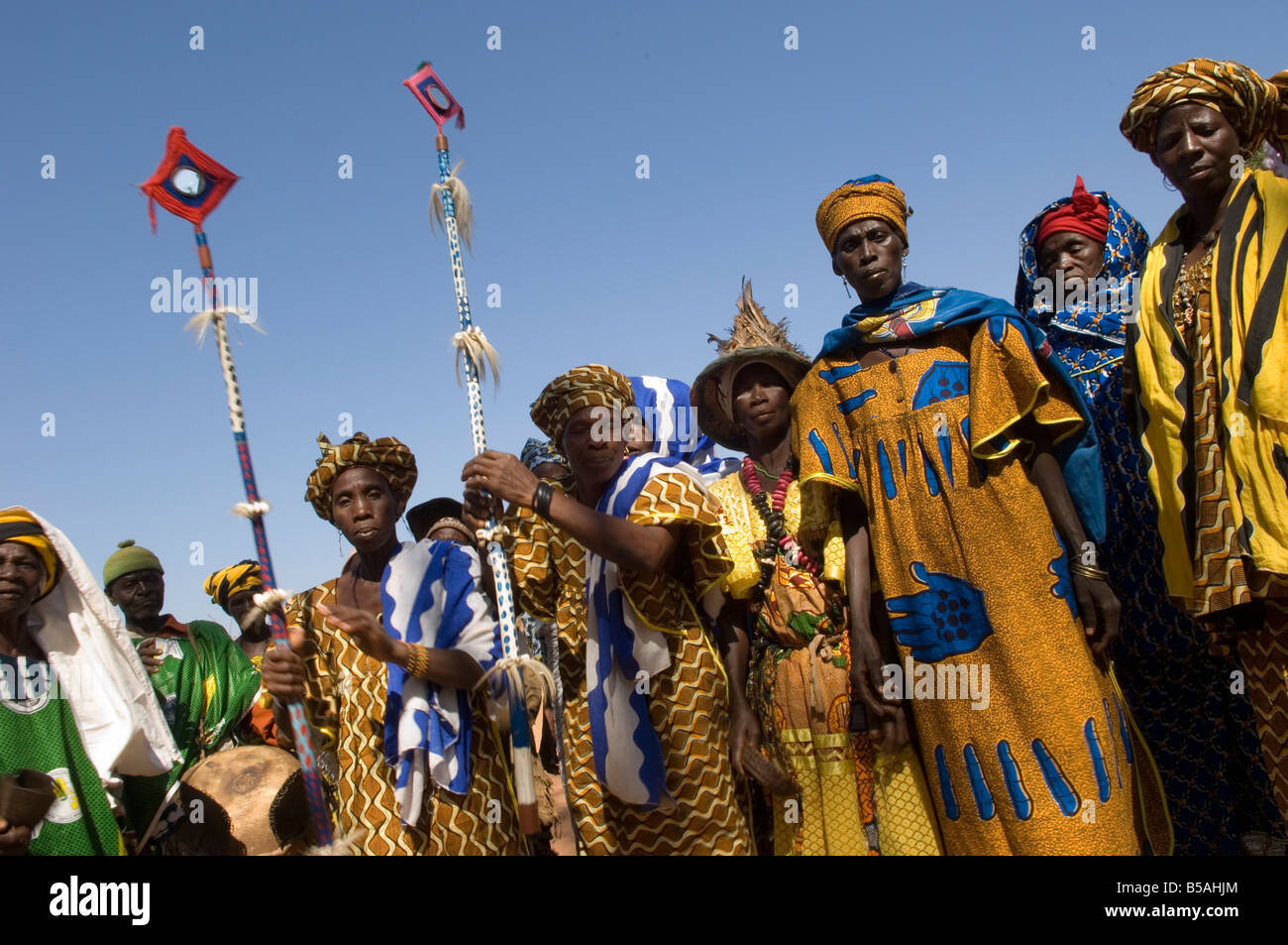 Un gruppo di abitanti di un villaggio a feste, Loulouni Village, Sikasso  area, Mali, Africa Foto stock - Alamy