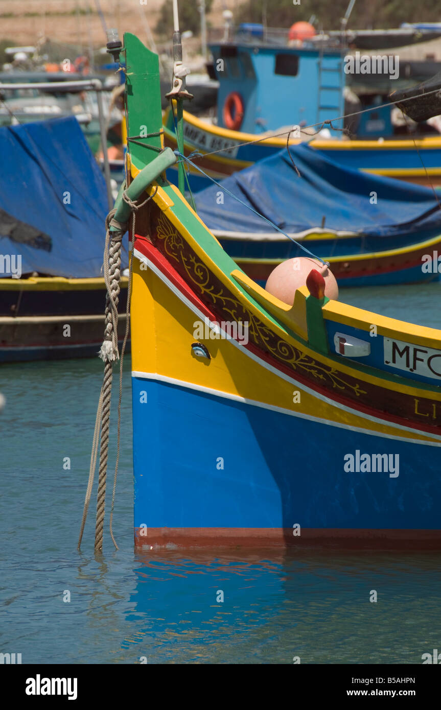 Vivacemente colorate barche da pesca chiamato Luzzus con l'occhio di Osiride per scongiurare il male a Marsaxlokk, Malta Foto Stock