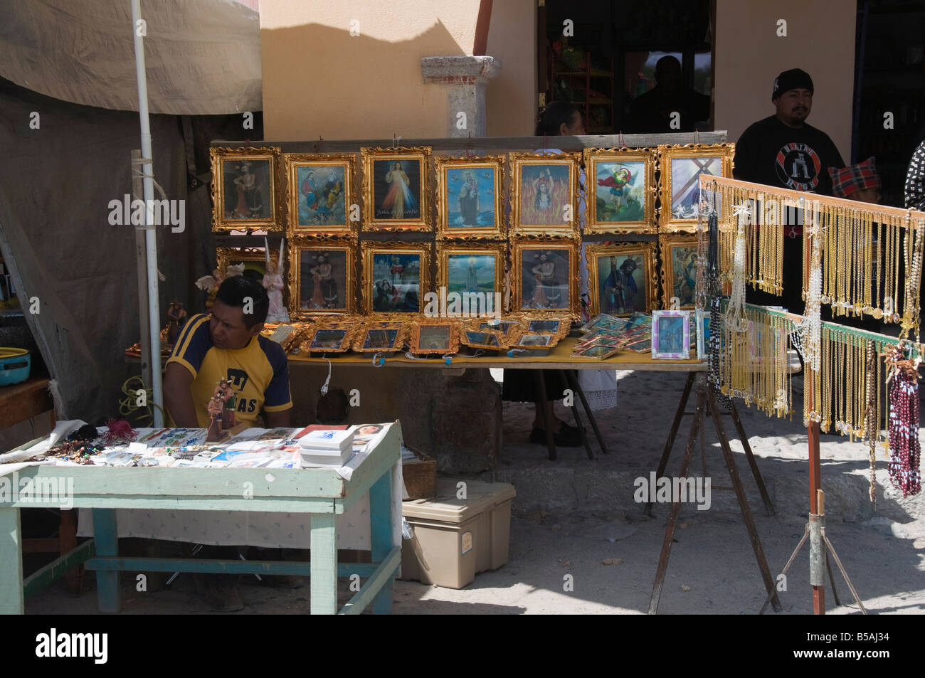 Bancarelle che vendono souvenir religiosi e artefatti, Santuario de Atotonilco, stato di Guanajuato, Messico Foto Stock