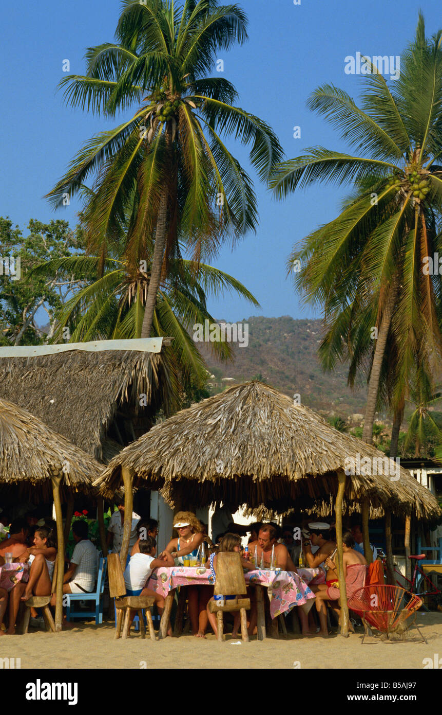 I turisti in un bar sulla spiaggia a Acapulco Messico L TAYLOR Foto Stock