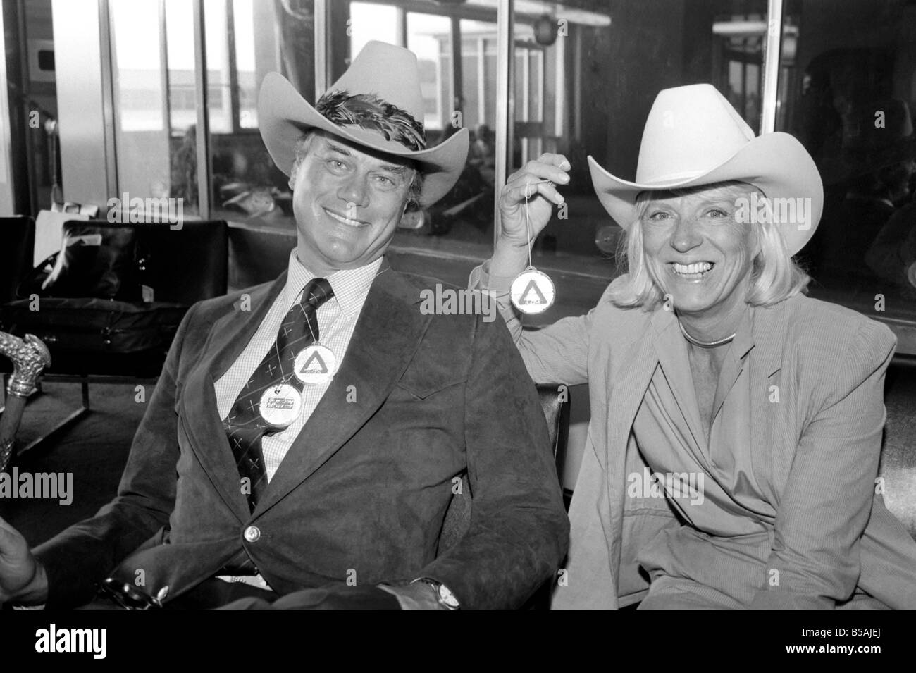 Attore americano Larry Hagman chi gioca J.R Ewing in 'Dallas' raffigurato in Londra con sua moglie Maj, promuovendo l'essere visto durante la notte Foto Stock