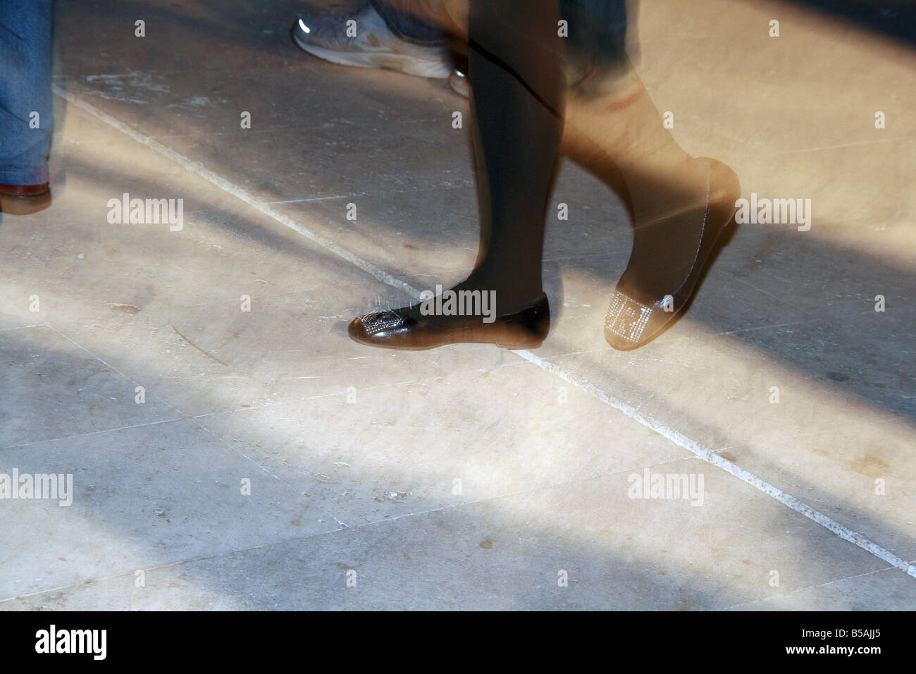 Persona piedi gambe camminando in strada in città Foto Stock