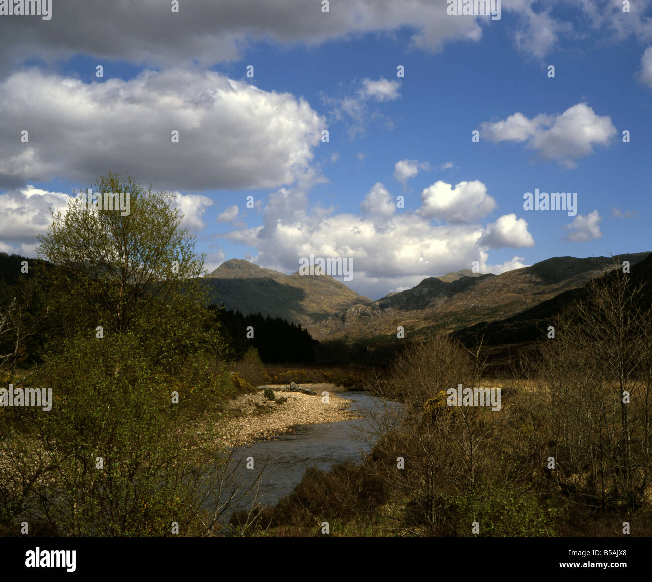 Glen Strontian e il fiume Strontian Sunart in primavera occidentale Highlands Scozia Foto Stock