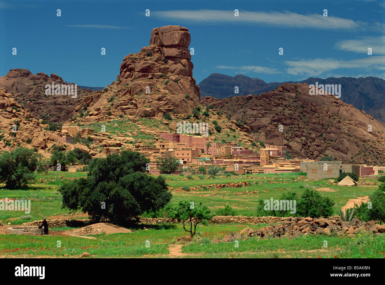 Villaggio di Aguard Oudad e Chapeau de Napoleone rocce vicino Tafraoute Marocco Africa L Frost Foto Stock