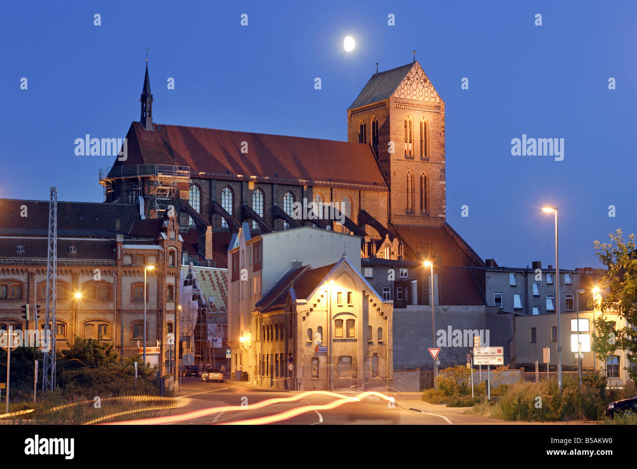 San Nikolai la Chiesa a Wismar in serata, Germania Foto Stock