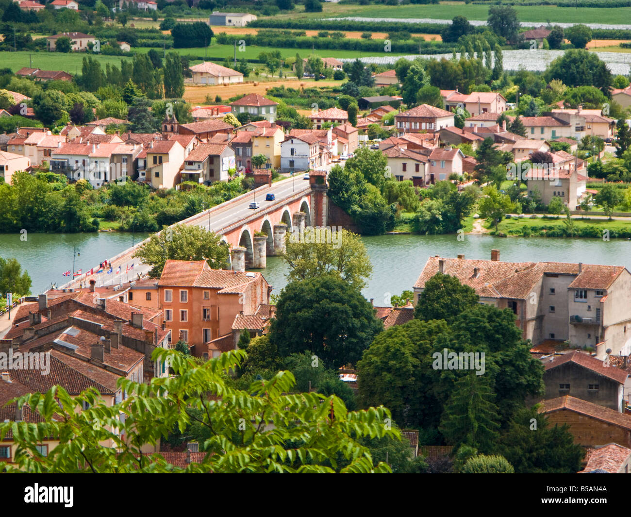 Moissac, Francia, Pont Napoleon e la città vecchia sul fiume Tarn a Tarn e Garonna Foto Stock