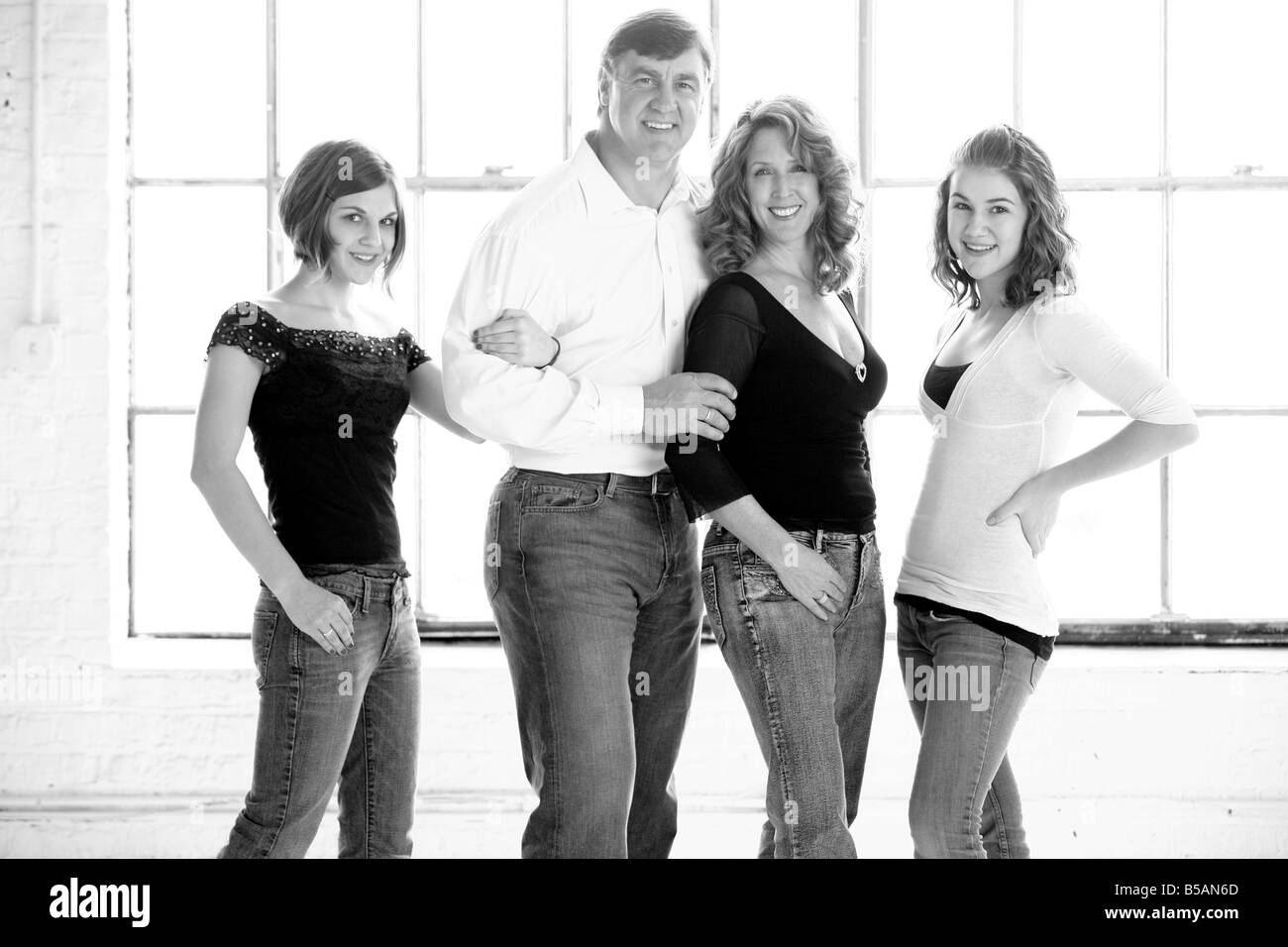 Ritratto di famiglia con due figlie adolescenti Foto Stock