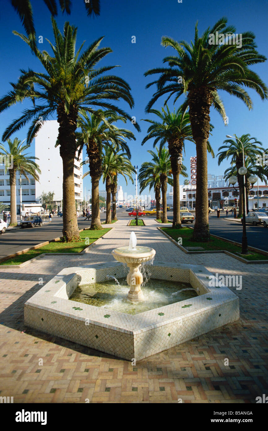Fontana di acqua e palme sulla passeggiata sul Boulevard Mohammed el Hansali, Casablanca, Marocco, Africa Settentrionale, Africa Foto Stock