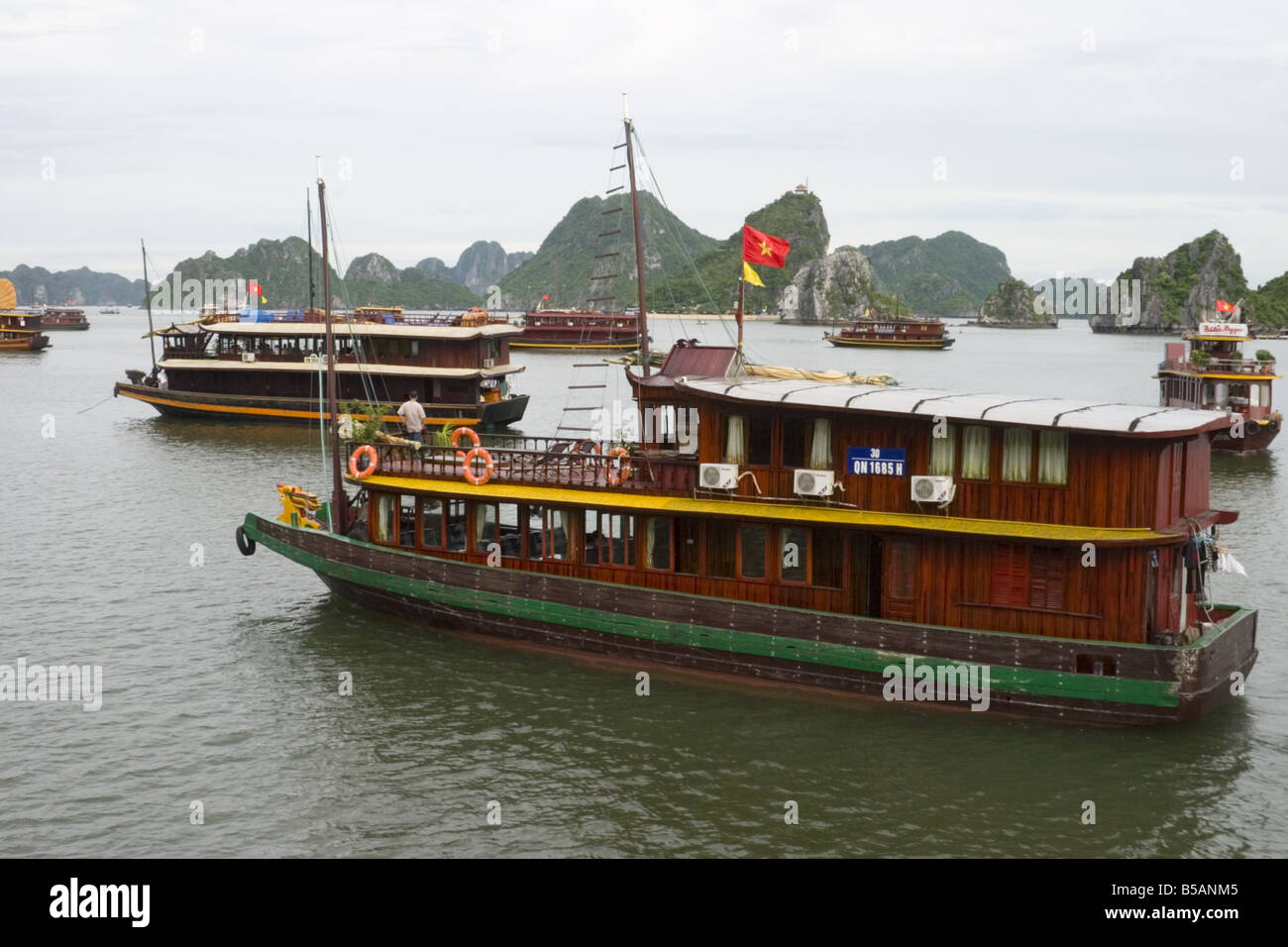 Barche turistiche, ha Long Bay, Vietnam. Foto Stock