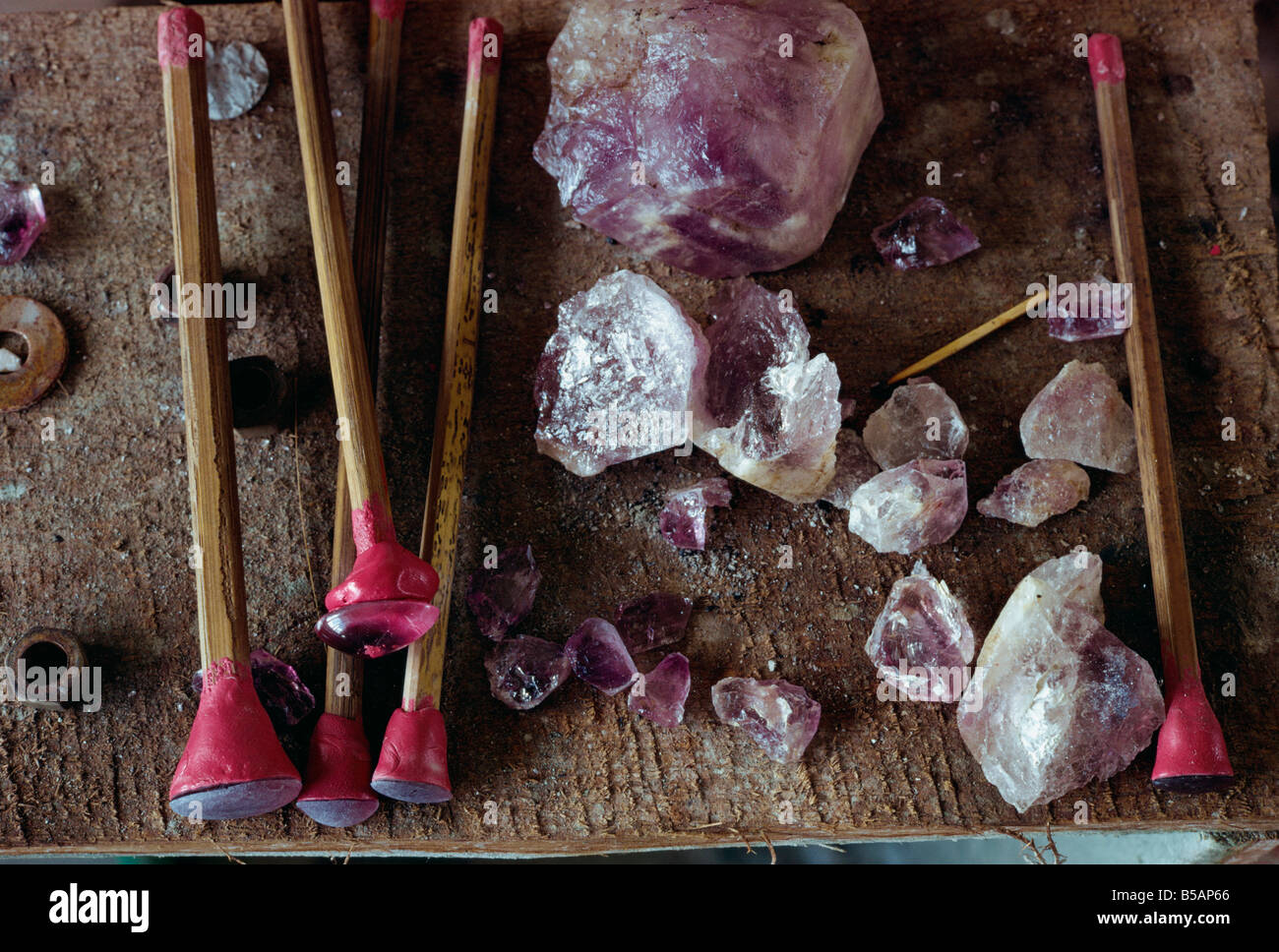 Strumenti per la lucidatura di pietre preziose nel Borneo Sud Est Asia C Leimbach Foto Stock