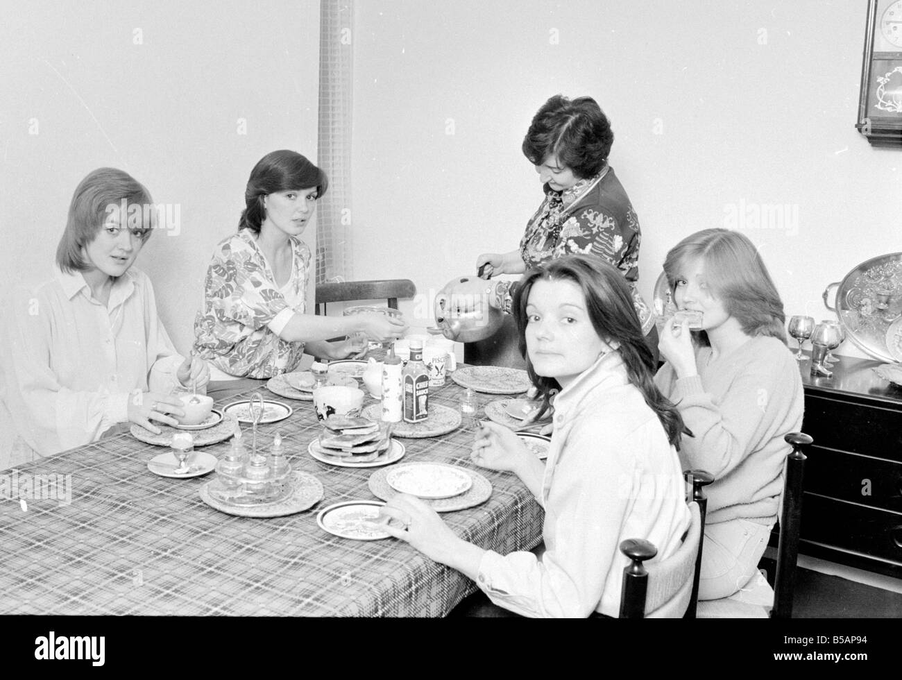 Madre Maureen Nolan visto qui facendo colazione per le sue figlie il Nolan sorelle. L/R Bernadette, Maureen, Mamma, Linda e Anne. Giugno 1978;78 3146 Foto Stock