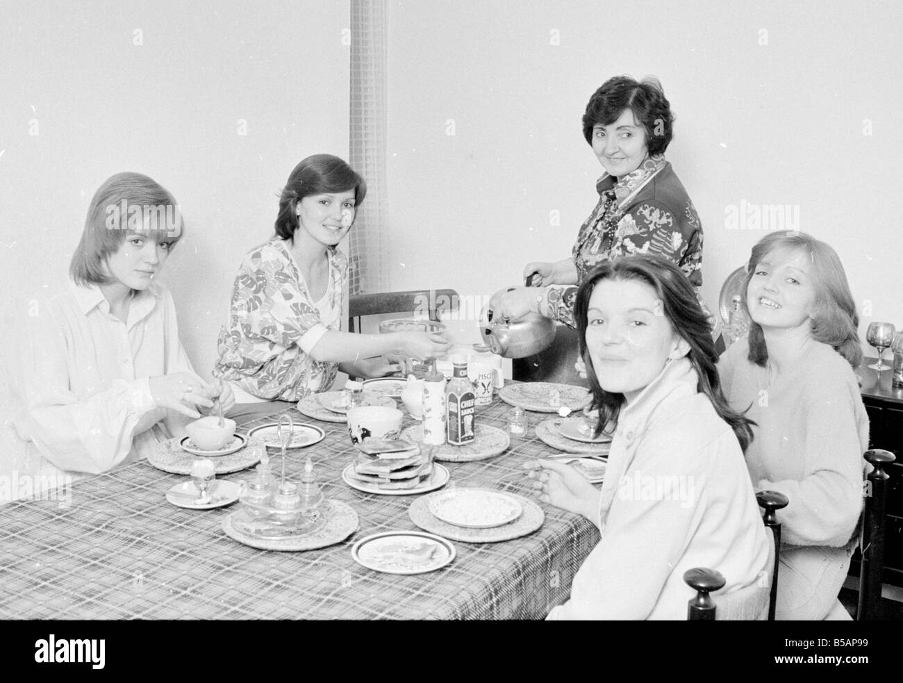 Madre Maureen Nolan visto qui facendo colazione per le sue figlie il Nolan sorelle. L/R Bernadette, Maureen, Mamma, Linda e Anne. Giugno 1978;78 3146 Foto Stock