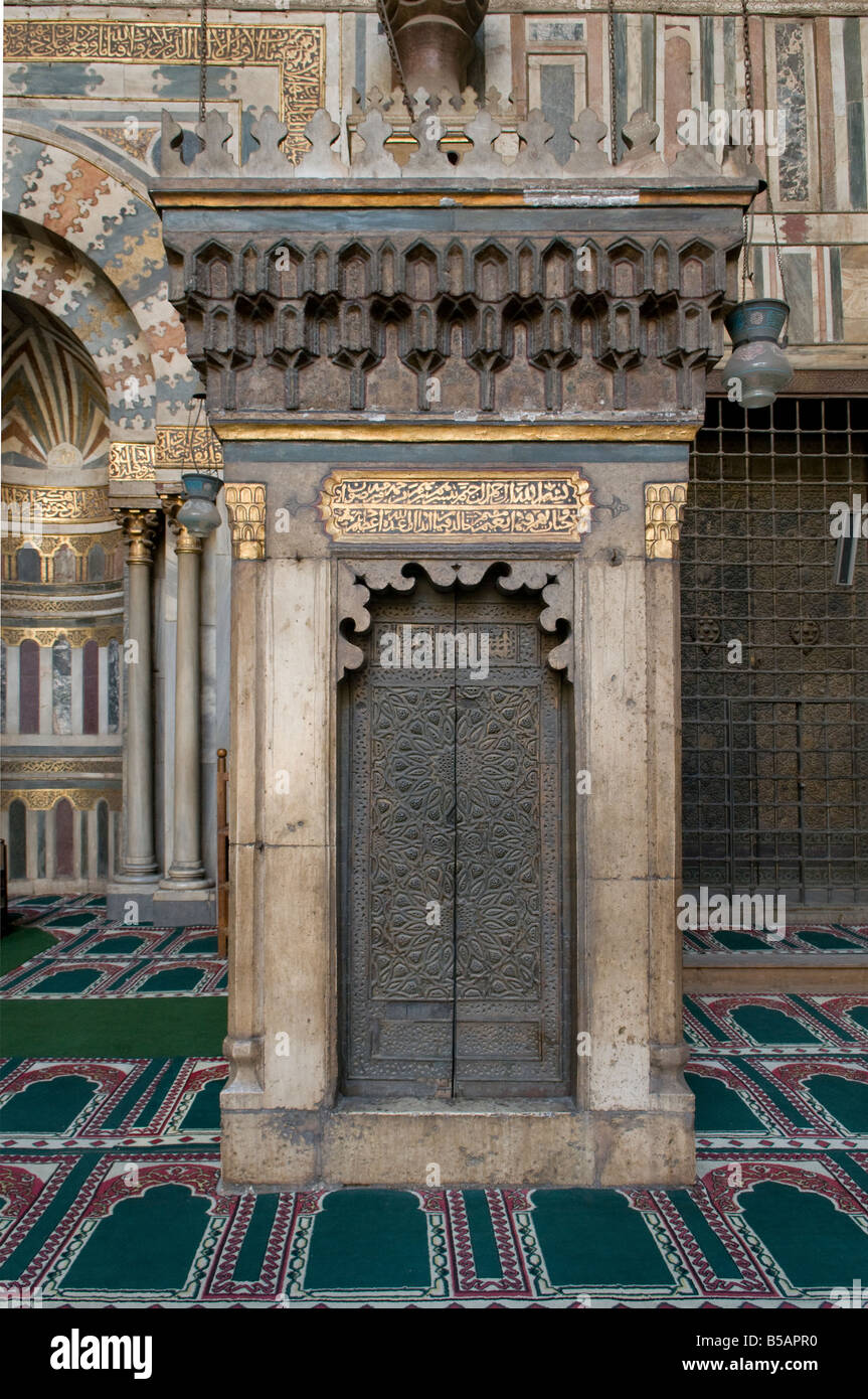 Minbar decorato o mimbar dentro la sala di preghiera di madrassa moschea del sultano Hassan si trova in Il Cairo Egitto Foto Stock