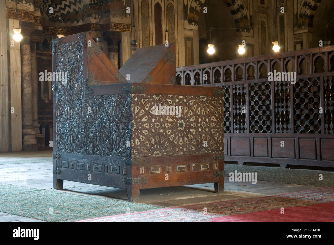 Woodcraft in Arabesque decorazioni all'interno Mosque-Madrassa del sultano Hassan si trova in Il Cairo Egitto Foto Stock