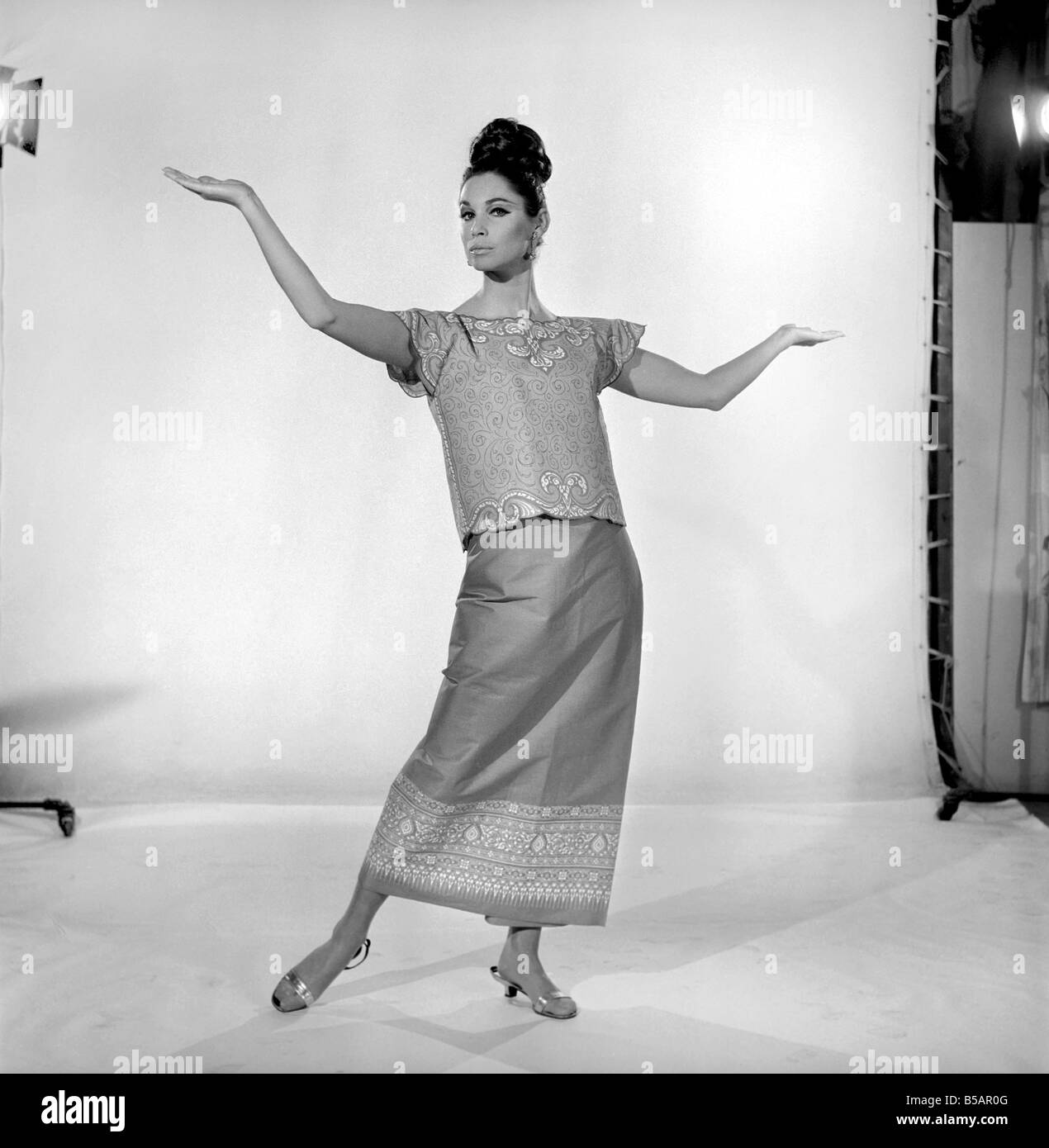 Imogen Woodford modellazione di un vestito con un estremo orientale influenza. 1965 Foto Stock