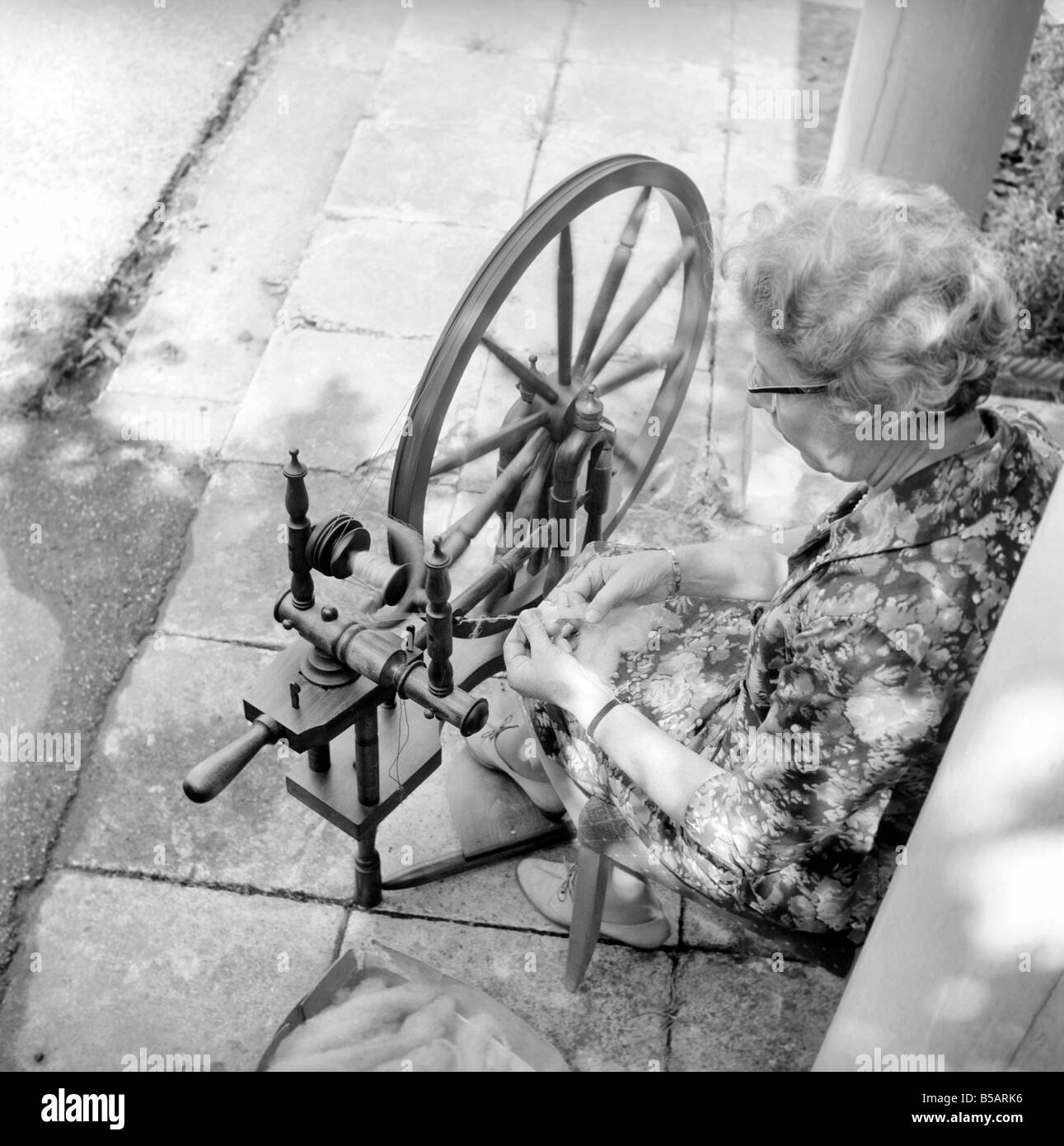 Il SpinnersÍ Guild of Kent. Le donne che usano azionato a mano telaio e ruota di filatura per creare panno. 1965 Un1138-003 Foto Stock