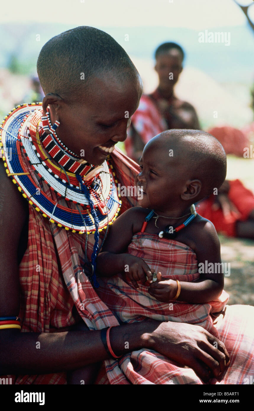 Masai madre che porta il suo bambino, Tanzania, Africa orientale, Africa Foto Stock