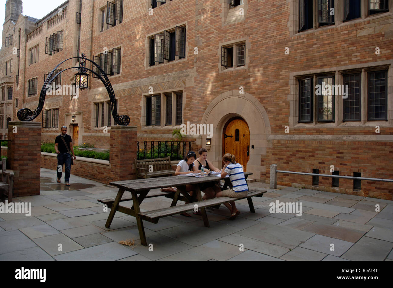 Gli studenti che studiano nel cortile Saybrook College università di Yale Foto Stock