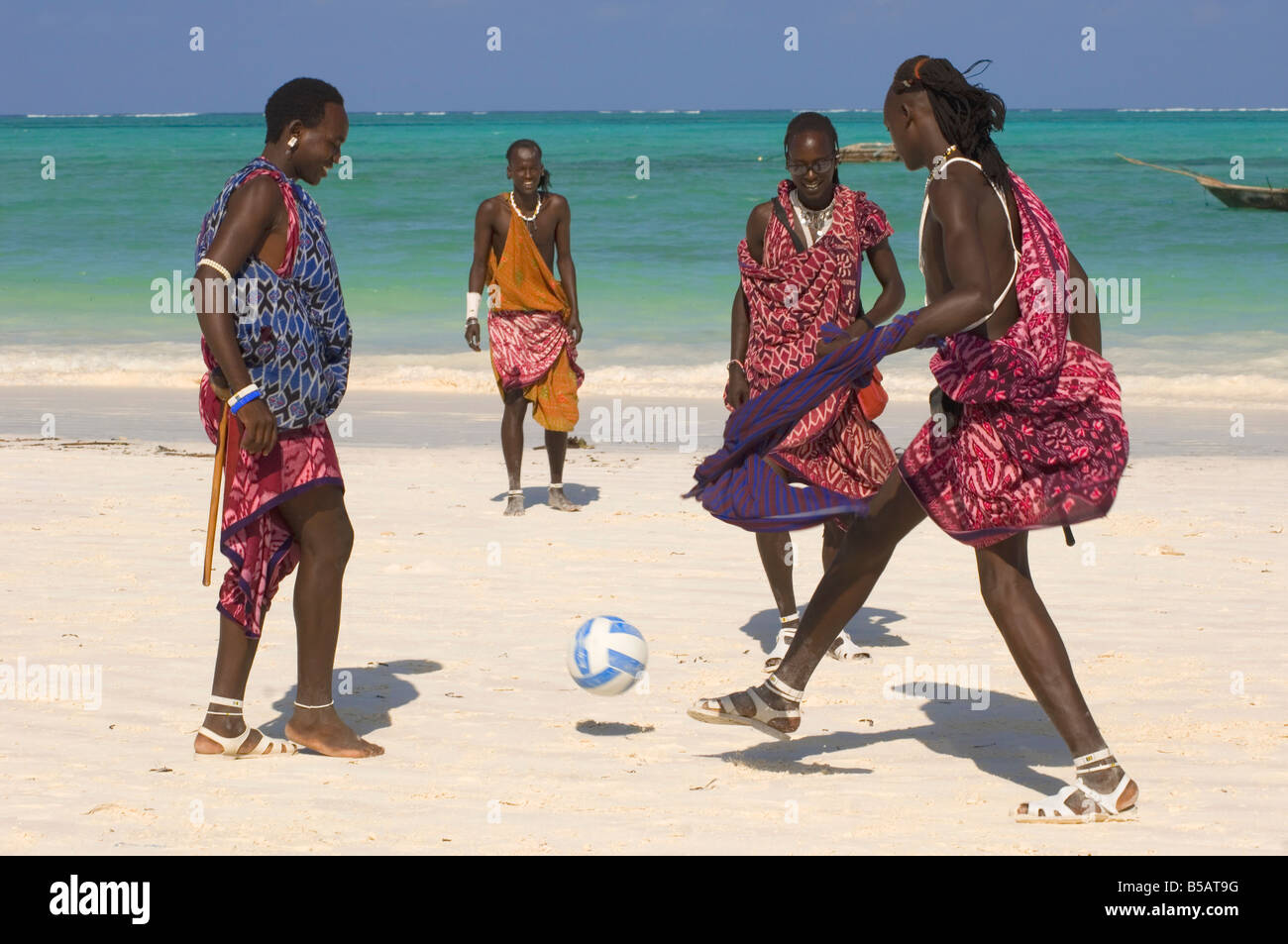 Maasai tribesmen in variopinti costumi indigeni giocando a calcio sulla  spiaggia Paje Zanzibar Tanzania Africa est Africa Foto stock - Alamy