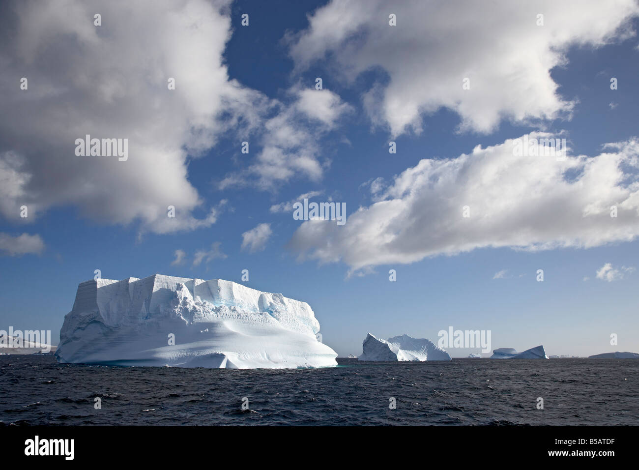 Iceberg e nuvole a Laurie isola, a sud delle Isole Orkney, regioni polari Foto Stock