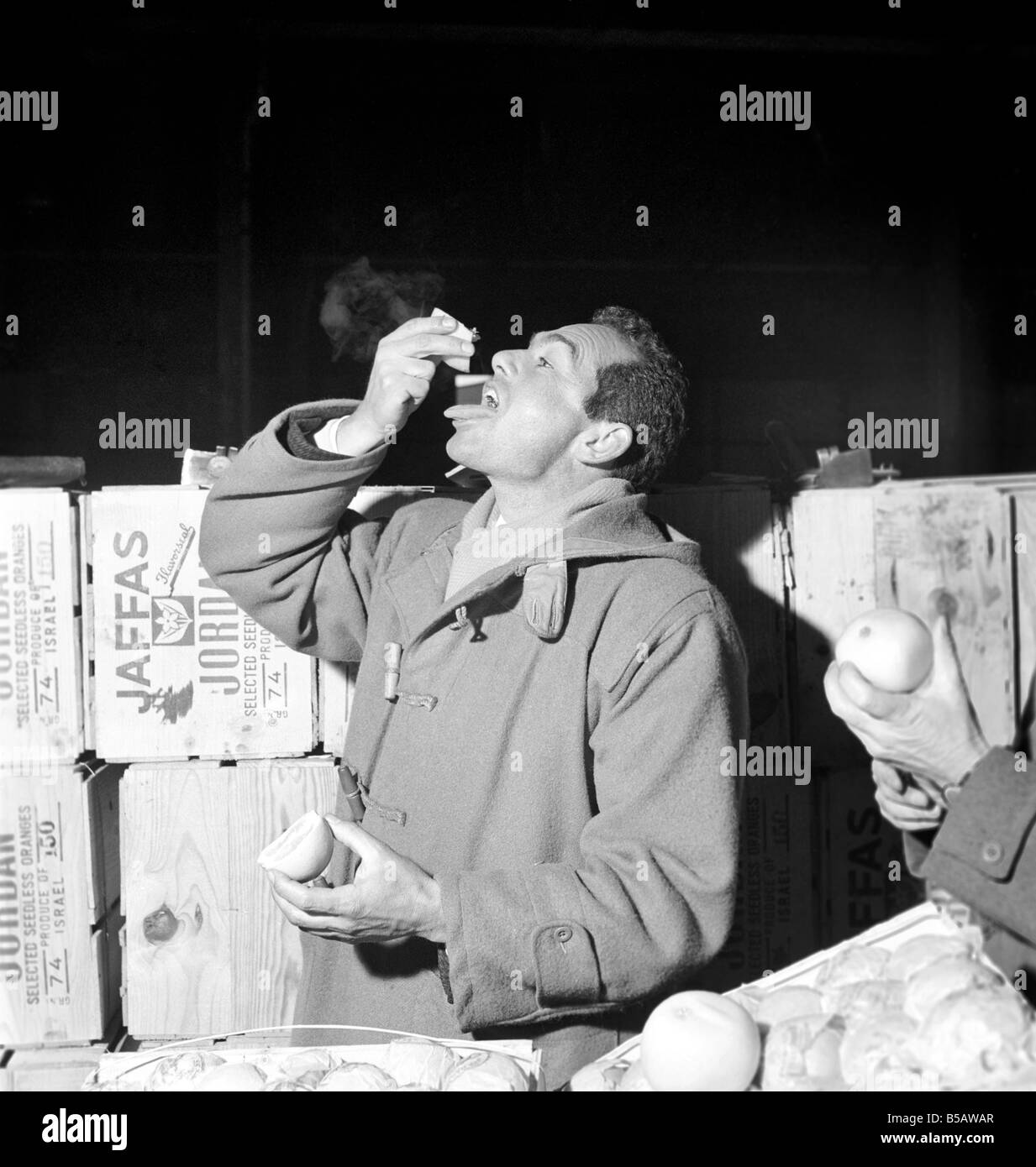 Cibo: Frutta: Arance: Arancione tester a Surrey Docks. Marzo 1958 A658-004 Foto Stock