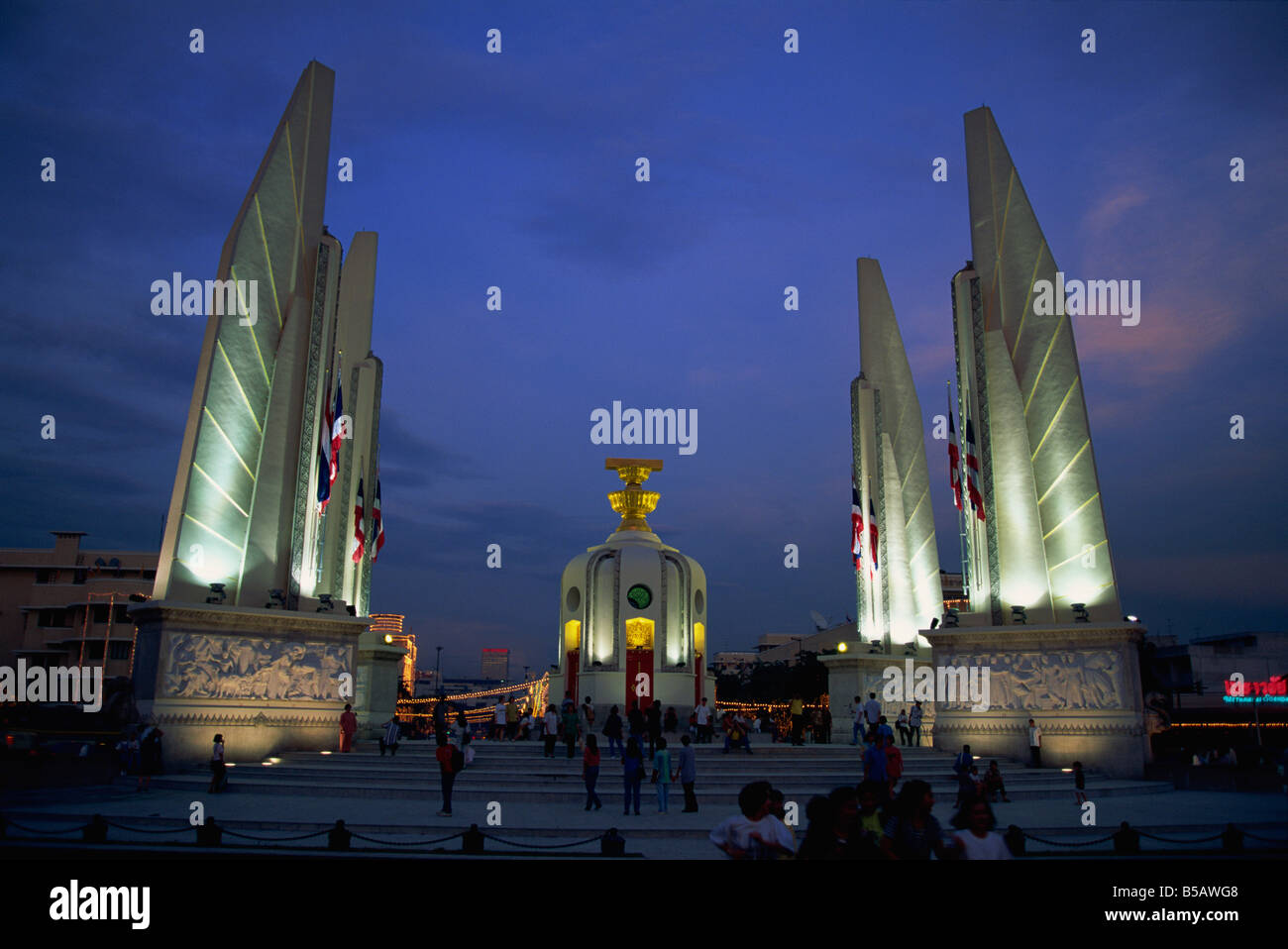 La democrazia monumento, Ratchadamnoen Klang Road, Bangkok, Thailandia, Sud-est asiatico Foto Stock