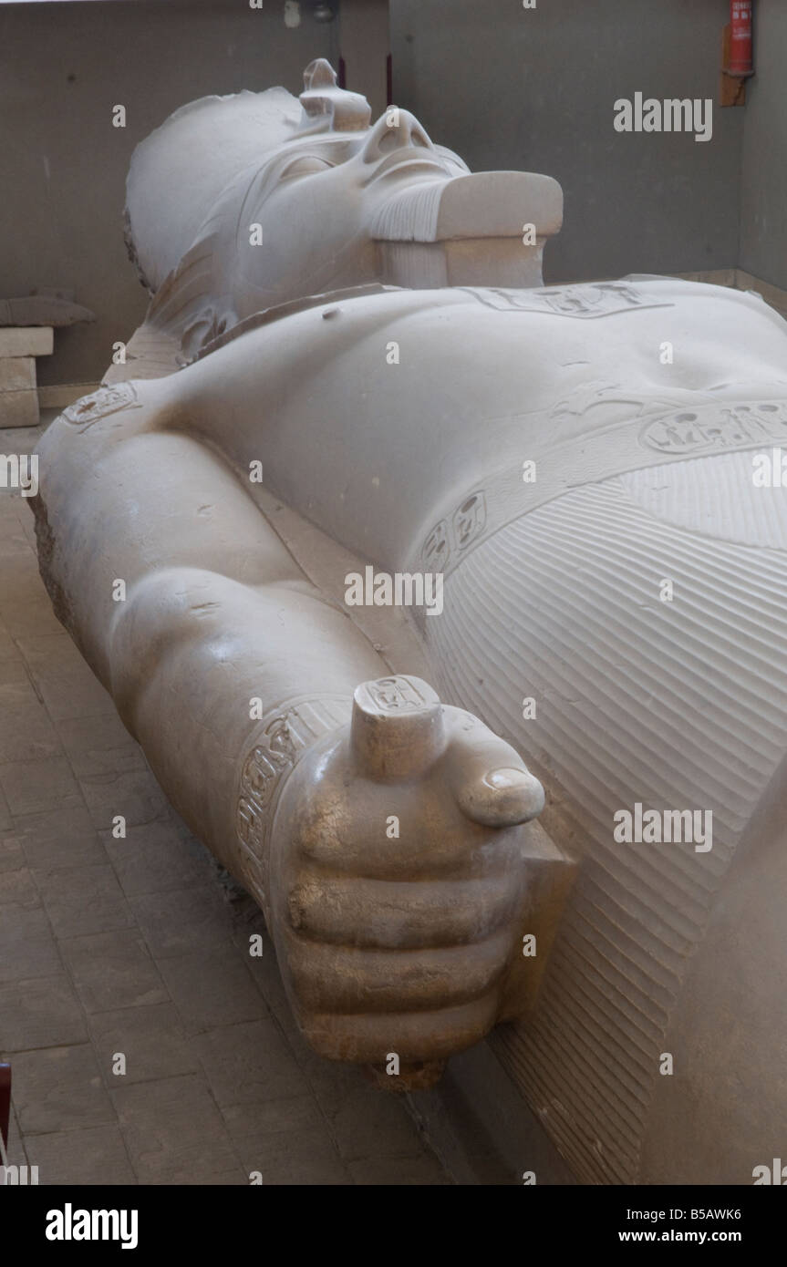 Il gigante di pietra calcarea scolpita la statua di Ramses II nel museo all aperto a Memphis, l'antica capitale di Aneb-Hetch, il primo nome del Basso Egitto Foto Stock