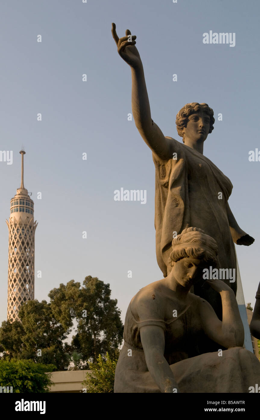 Statue di Mohammed Hassan (1892-1961) nel giardino del complesso Opera House situato nel quartiere Zamalek, sull'isola del Nilo di Gezira Cairo Egitto Foto Stock