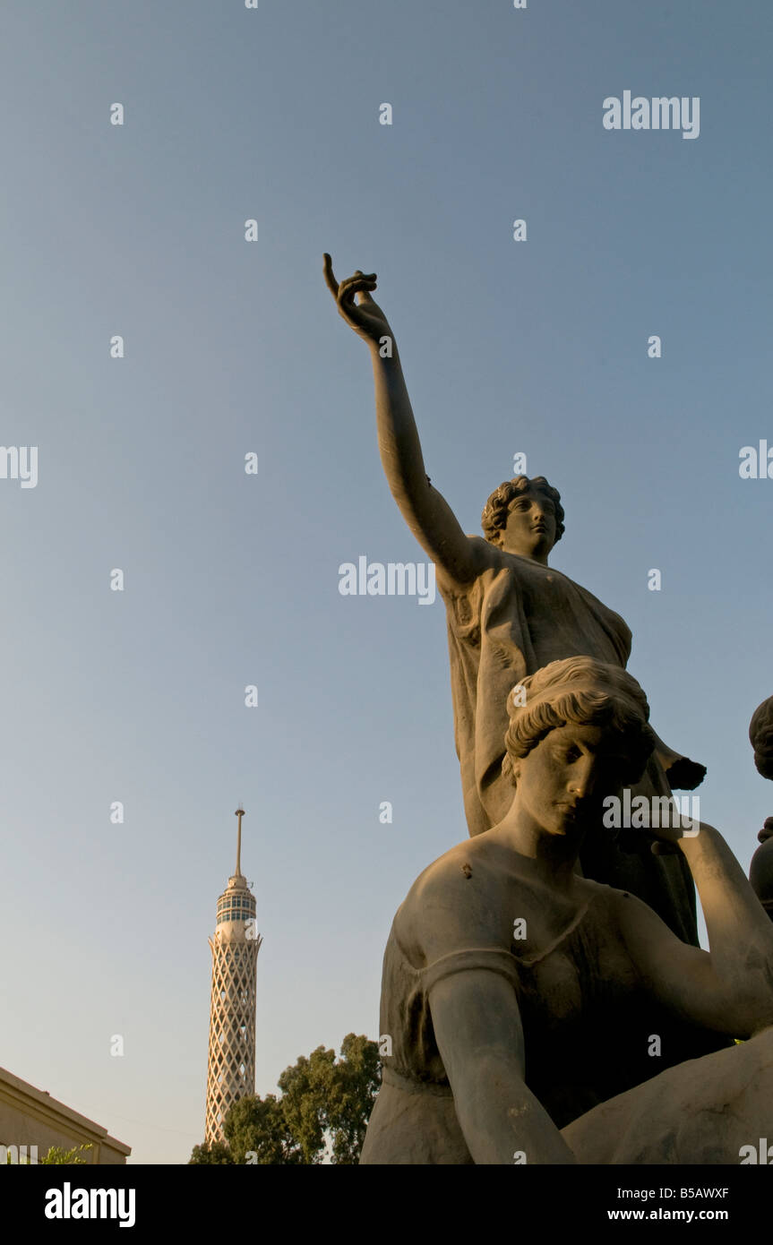 Le statue di Mohammed Hassan (1892-1961) nel giardino del teatro dell'opera complessa in Isola di Gezira nel quartiere di Zamalek, Cairo Egitto Foto Stock