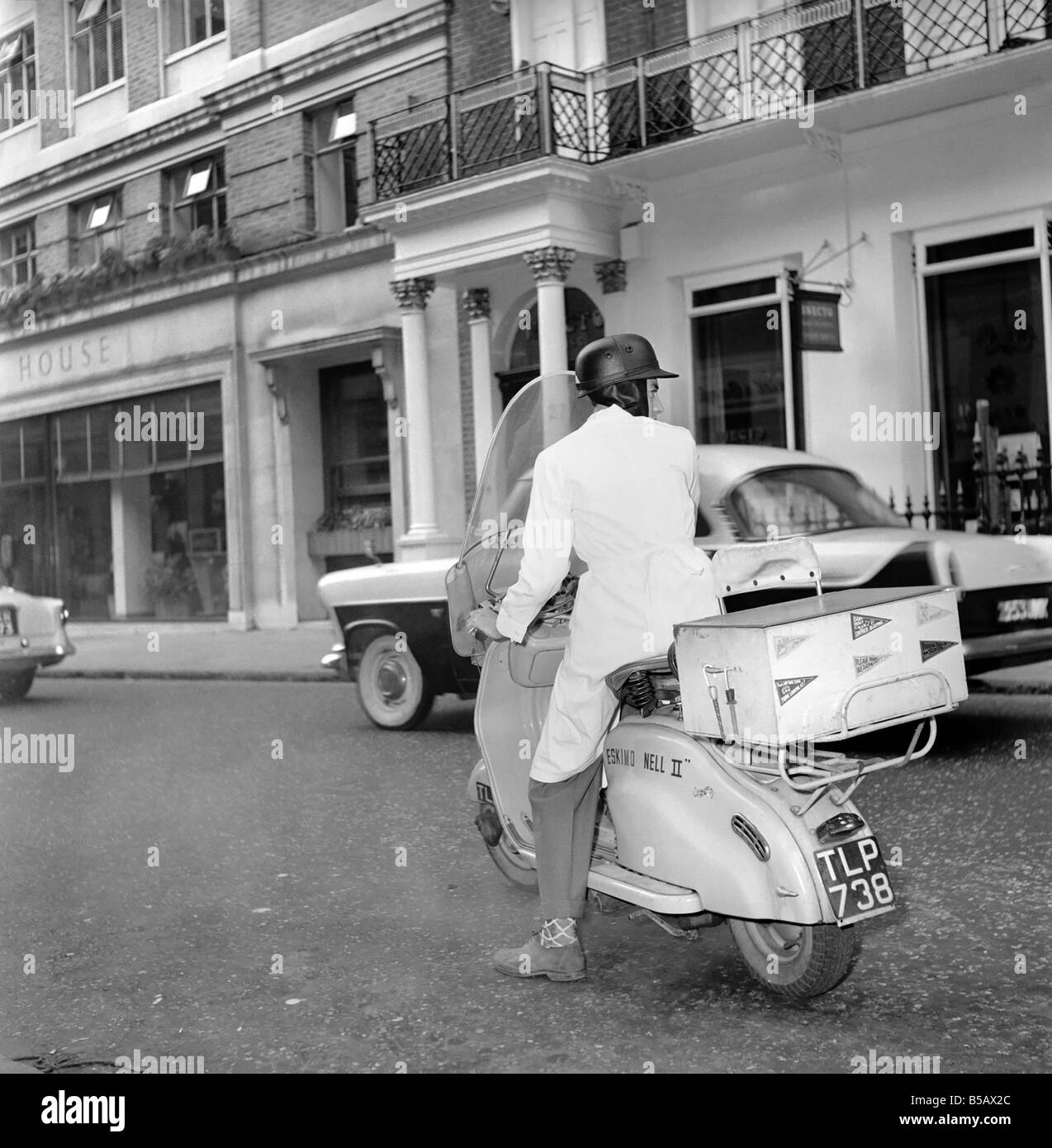 Pasti su ruote: il capo cameriere di Romain è burrosa carichi fino ai ristoranti Scooter, noto come eschimese nellâ. Romain offre un servizio a domicilio, dove i clienti possono ordinare un pasto a tre portate al telefono. 1959 A722b Foto Stock