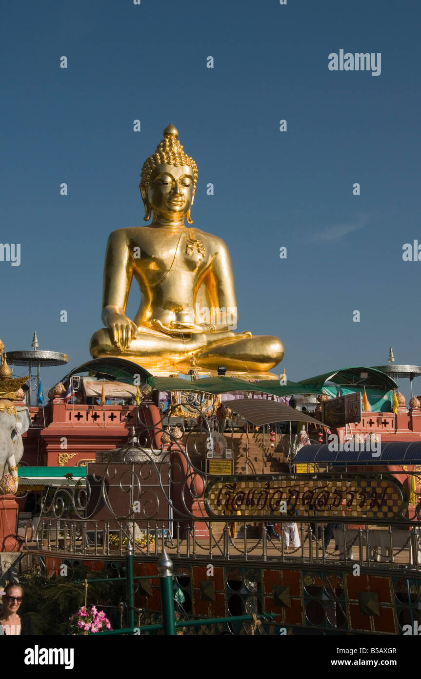 Enorme Golden Buddha a Sop Ruak, Triangolo Dorato, Thailandia, Sud-est asiatico Foto Stock