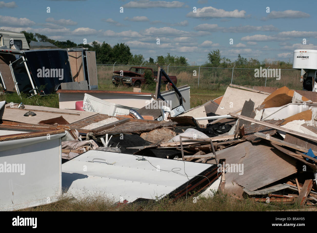 Distrutto il rimorchio tornado Foto Stock