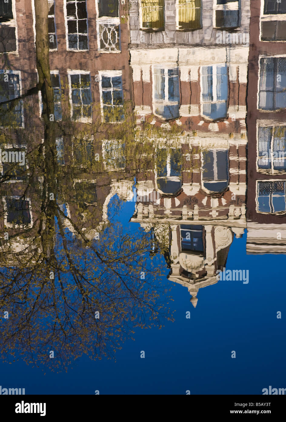 Case riflettendo in acqua, il canale Singel, Amsterdam, Paesi Bassi, Europa Foto Stock