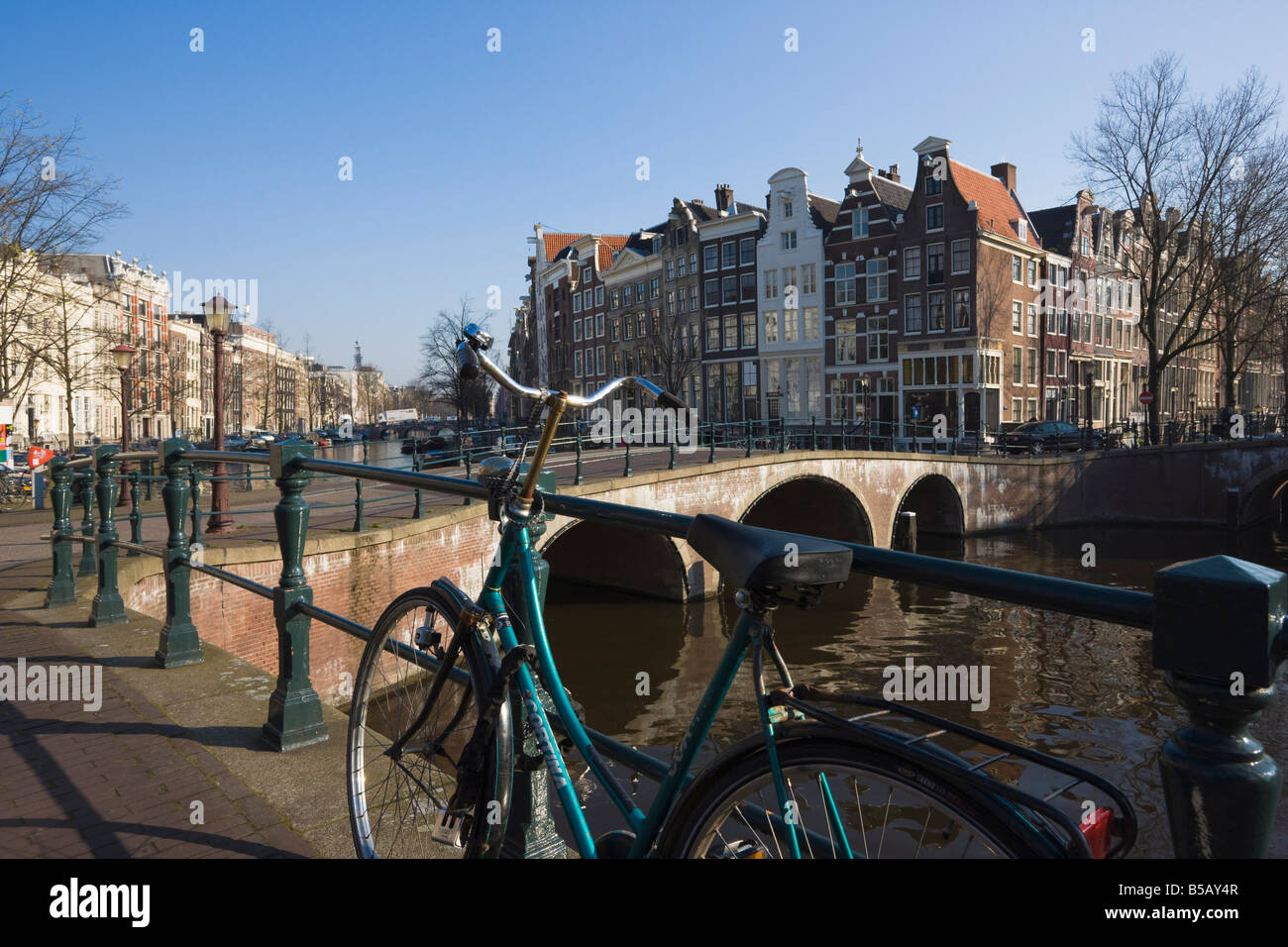 Bicicletta mediante il canale Keizersgracht, Amsterdam, Paesi Bassi, Europa Foto Stock