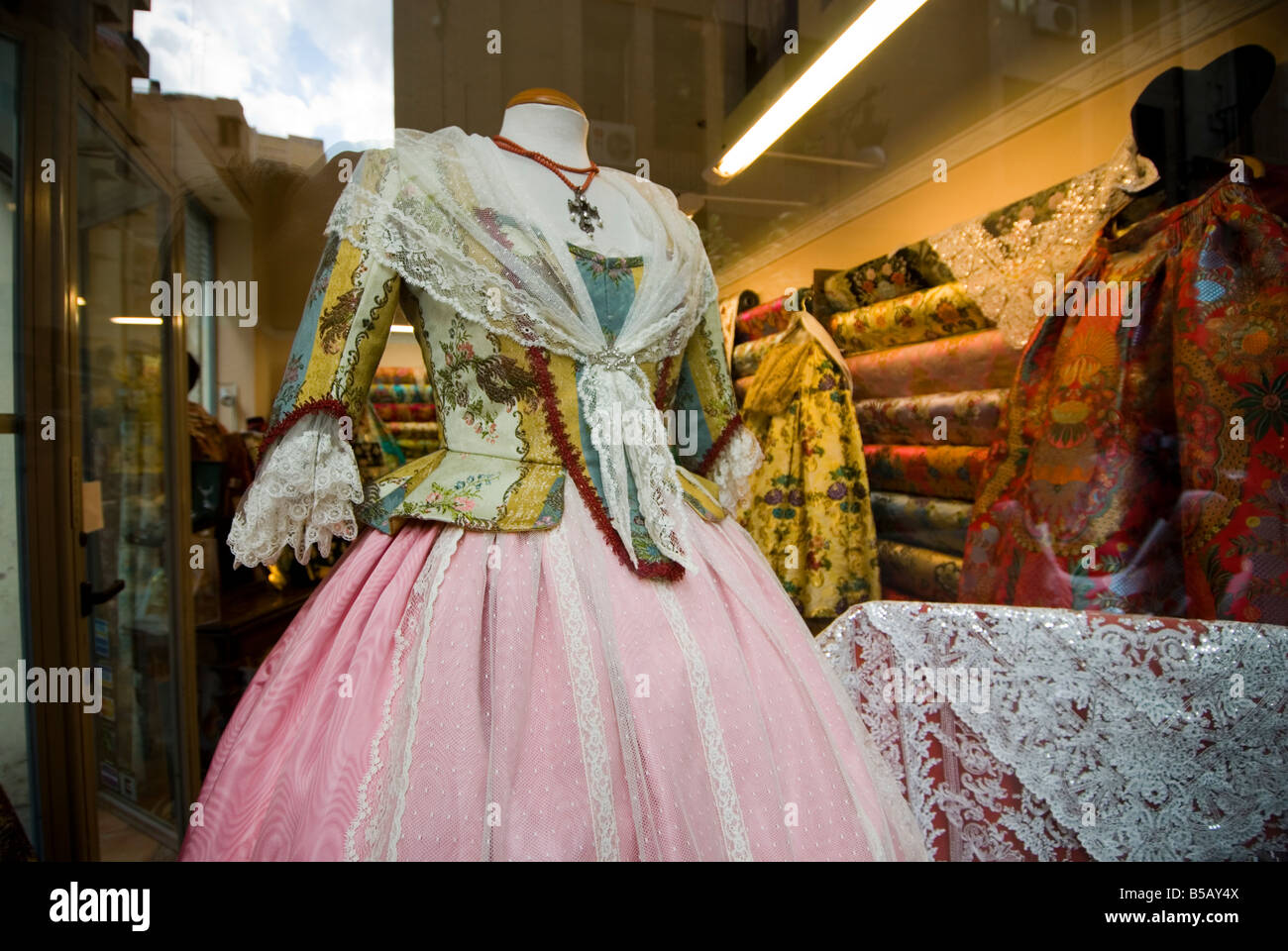 La finestra di visualizzazione del tradizionale spagnolo sarti da donna negozio nel centro storico della città di Valencia Spagna Foto Stock