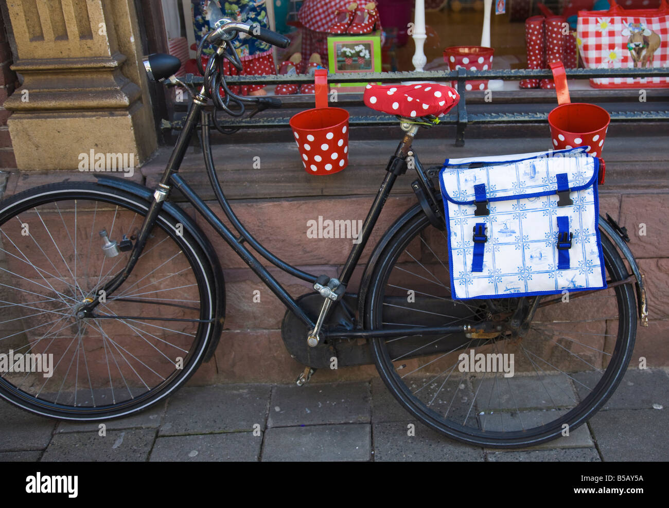 Vecchia bicicletta con un design di Delft bisaccia. Amsterdam, Paesi Bassi, Europa Foto Stock