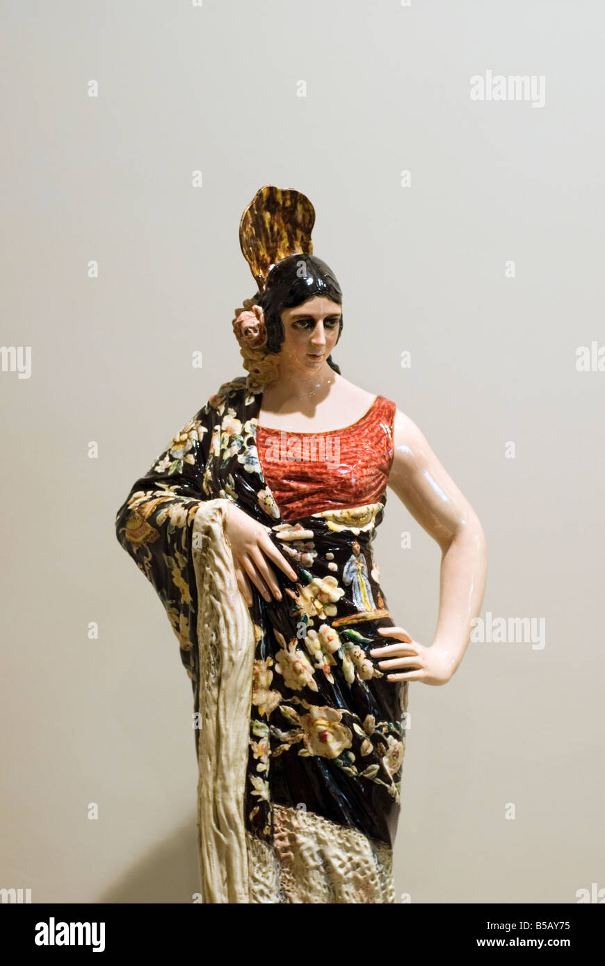 Statuetta di ceramica di tradizionalmente vestiti donna spagnola all'interno il Museo della Ceramica Valencia Spagna Foto Stock
